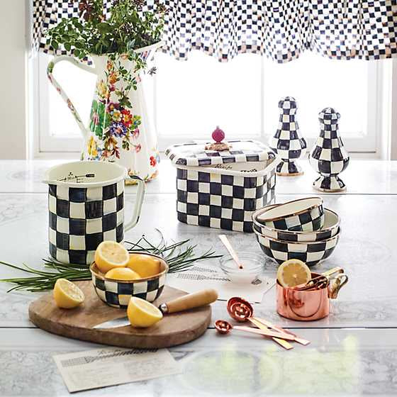 Courtly Check Enamel 7 Cup Measuring Cup
